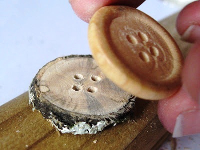 Dřevění knoflíky, jak udělat knoflík, knoflík ze dřeva, tvoříme se dřevem, dvoříme ze dřeva, bio knoflík, ekoknoflík, návod jak udělat knoflík, postupy broušení