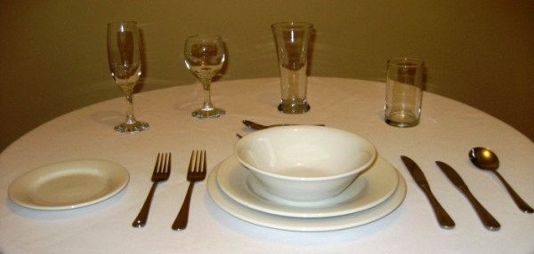 zakládání příborů, jak uložit příbor stolničení, vánoční tabule, alavnostní tabule