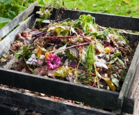 Vyvýšený záhon z kompostéru