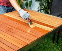 Jak ochránit dřevěný zahradní nábytek