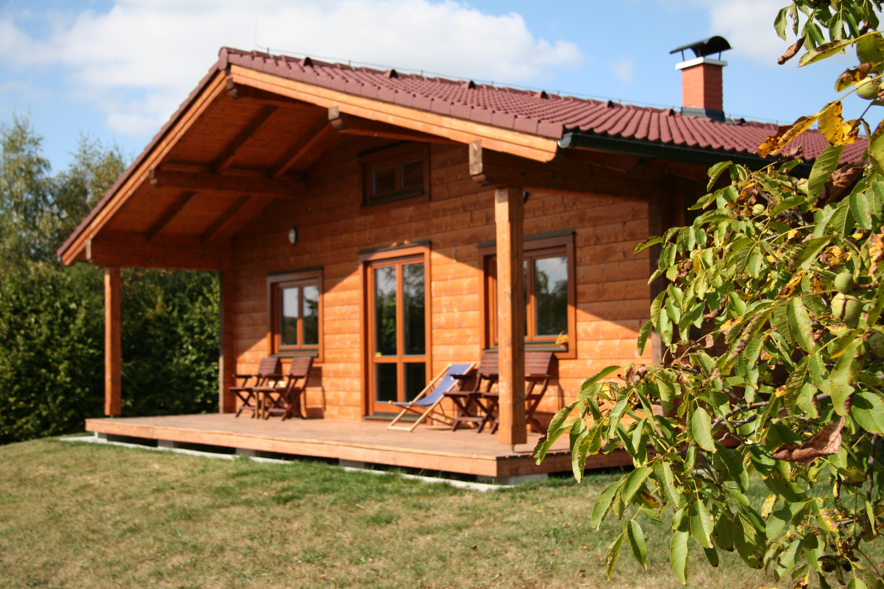 dřevostavby, dřevěné chatky, příjemné teplo, útulné bydlení, úsporné vytápění, zdravé vnitřní klima, malé domy ze dřeva, ekologické bydlení, rychlé vytopení, teplo domova