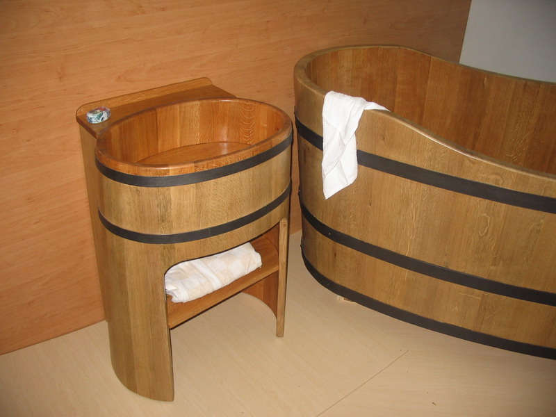 dřevěná vana, dřevěné umyvadlo, péče o dřevěnou vanu, péče o dřevěnou káď, dřevěná koupelna