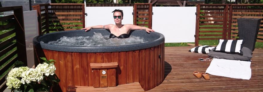 koupasí sud, koupací sud, dřevěný sud, sud s ohřevem, zahradní wellness, venkovní koupání, ohřev na dřevo, relax na zahradě, koupací sud Keliwood, romantika na zahradě, koupací sud léto, koupací sud zimní koupání, ekologické koupání, přírodní koupací sud, zahradní vířivka alternativa, koupací sud bez elektřiny, finský sud, koupel pod hvězdami, zahradní koupací vana, koupací sud celoroční, stylová zahradní relaxace