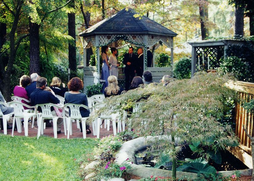 zahradni svatba, svatba v altánu, zahradní altán, růžový obloou, svatební oblouk, svatba venku, svatební agentura, pořádání svateb, svatební pergola, sa´vatební přístřešek