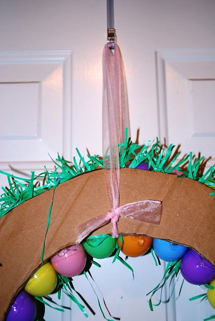 vajíčkový  věnec, věnec z vajíček,  velikonoční věneček, jak vyrobit věnec, věneček na dveře, návod na věnec