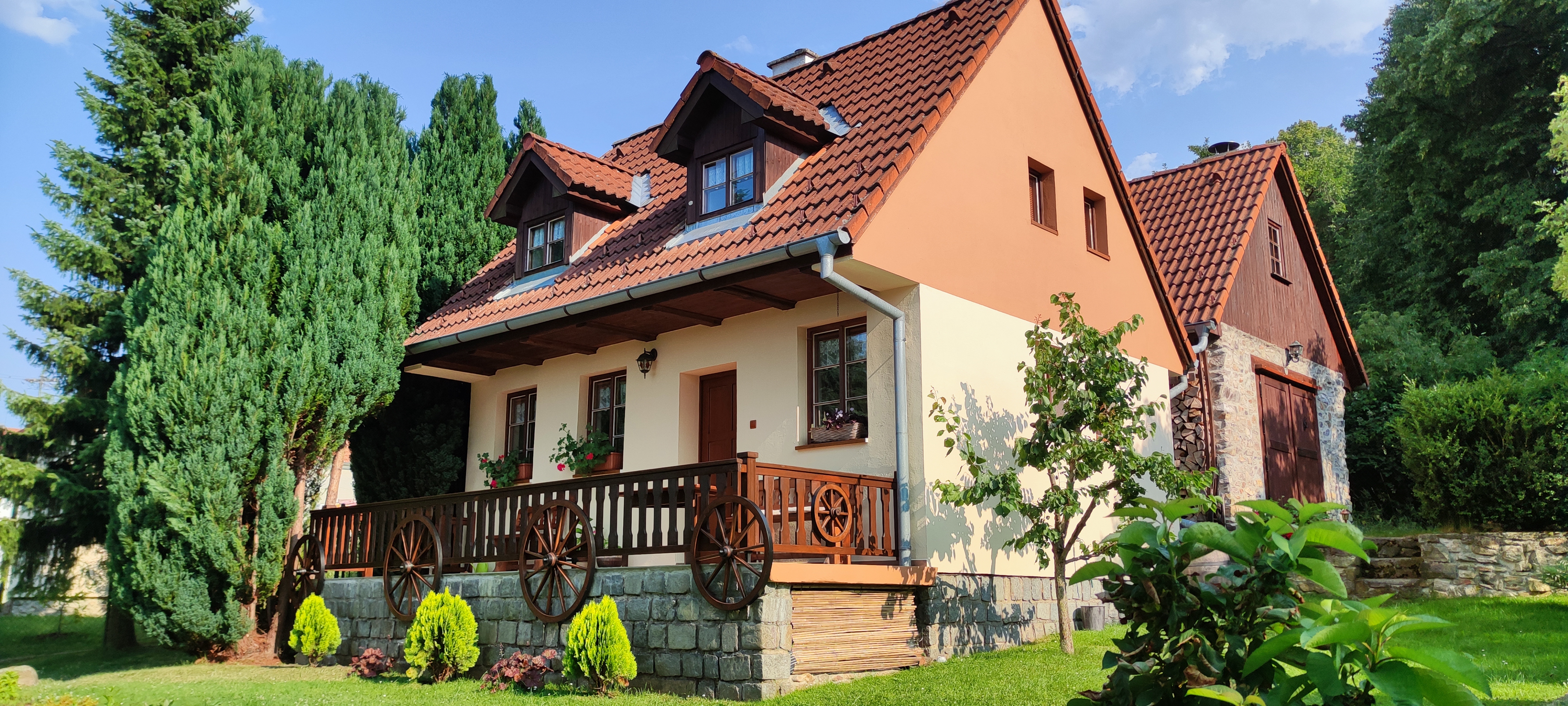 loukotové kolo na stěnu, ozdoba na chalupu, stará chalupa, staré kola, loukoťové kola